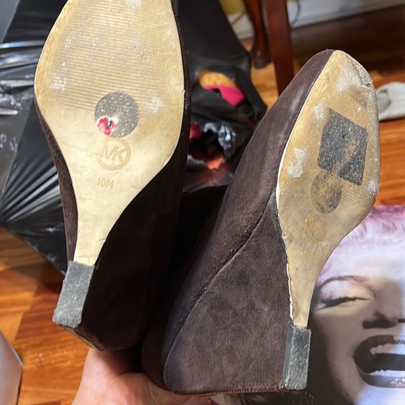 Michael Kors boots. Brown with gold buckles on side - Picture 4 of 4